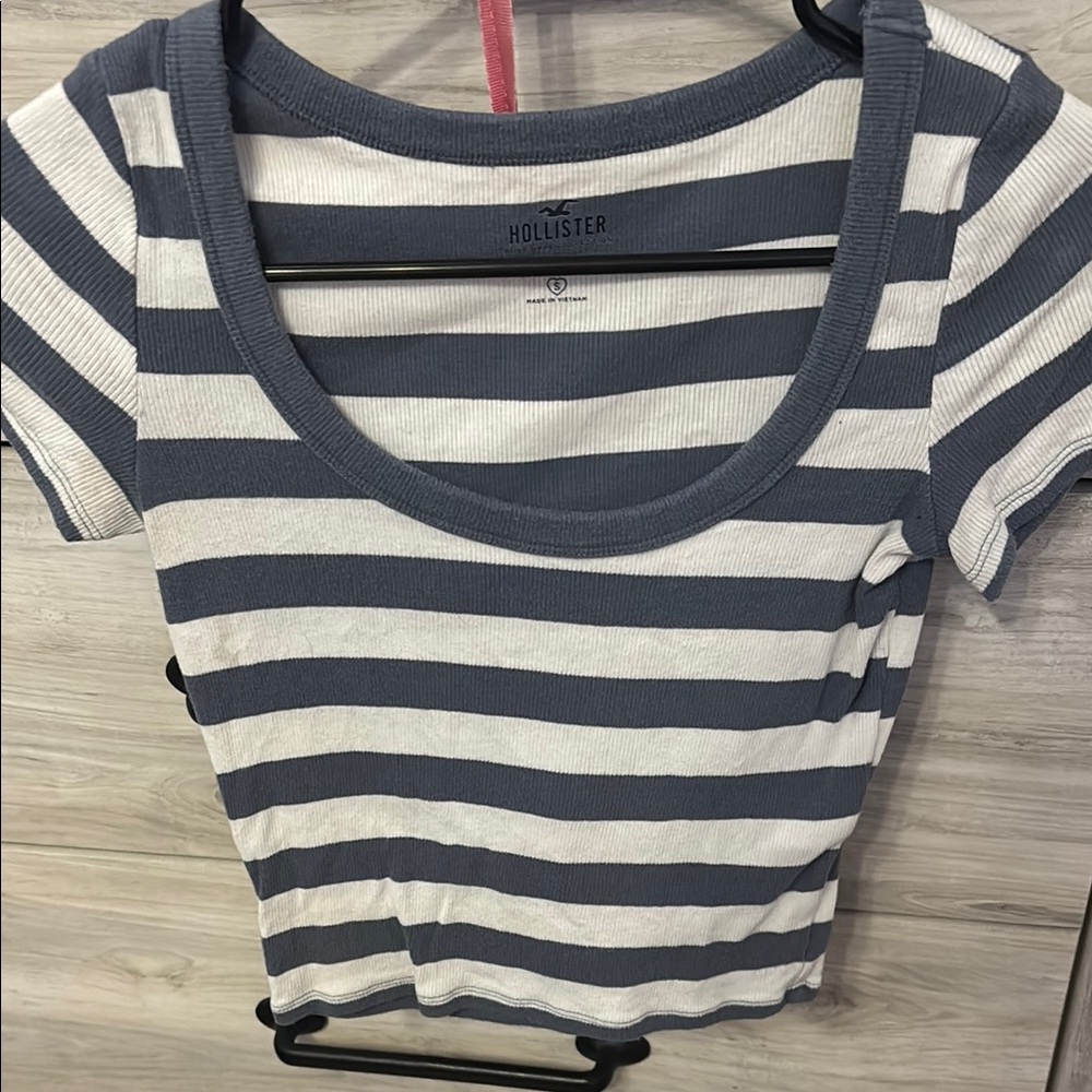 Hollister Women's Blue and White Striped Tee